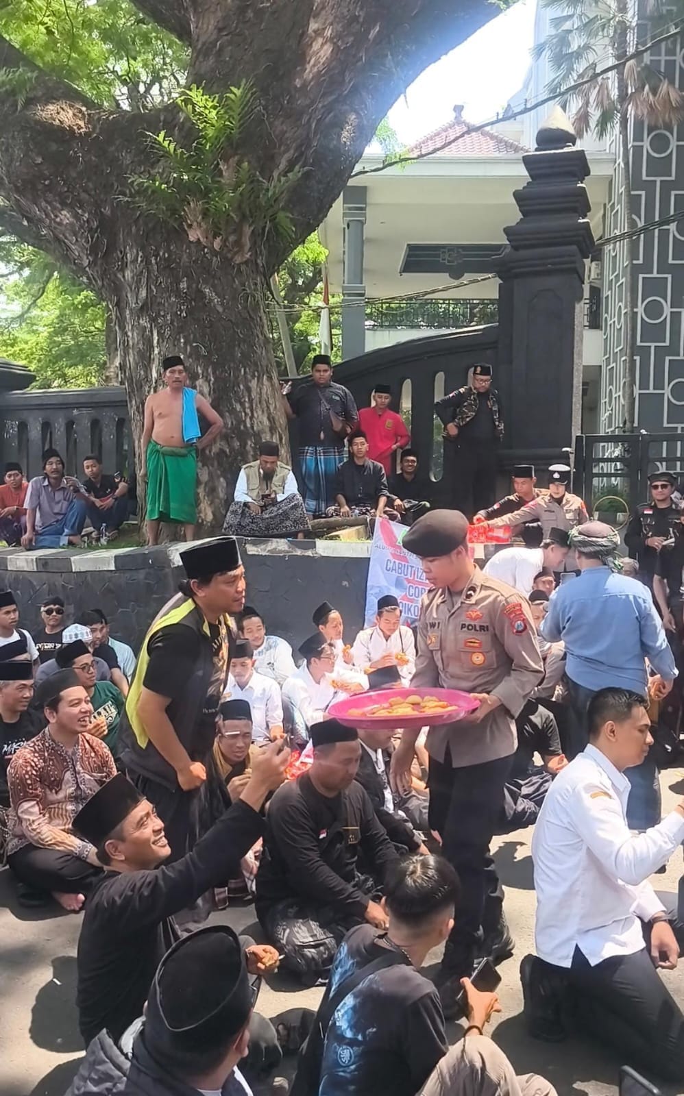 Aksi santri malang menggugat berlangsung kondusif, polisi bagikan gorengan dan