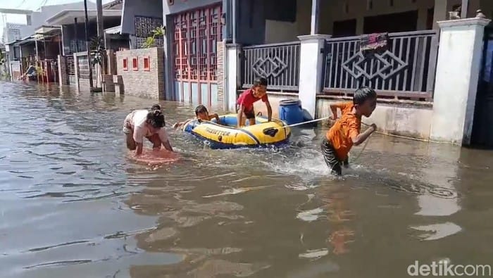 Bencana banjir di cilacap, puluhan ribu rumah terendam dan warga