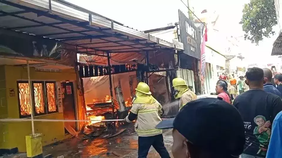Diduga akibat ledakan travo, rumah dan toko percetakan di magelang