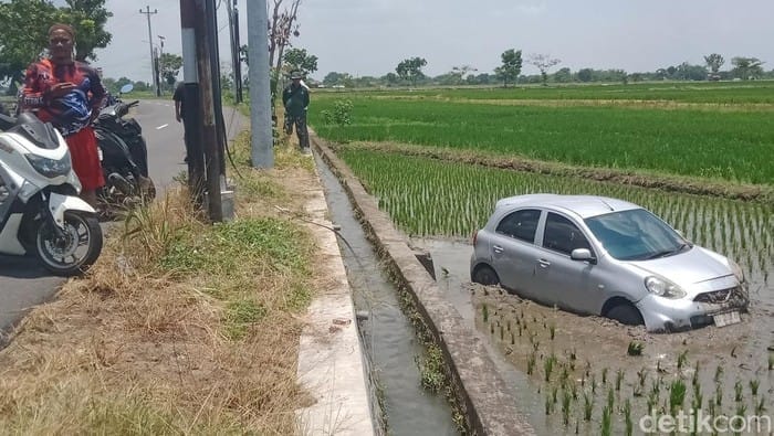 Diduga ngantuk, sopir nissan march 'terbang' ke sawah di juwiring