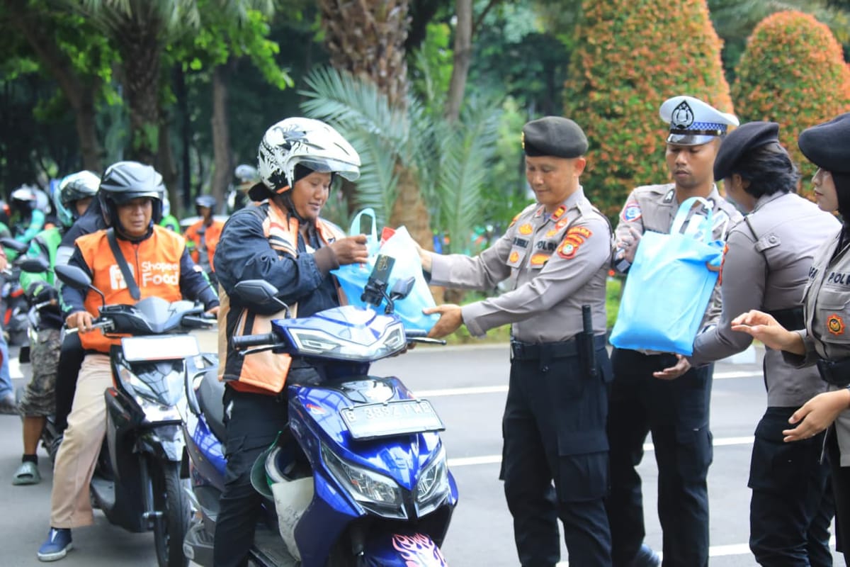 Gelar jum’at peduli, polda metro jaya ajak komunitas ojek online