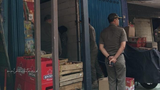 Gelar razia, satpol pp sita 260 botol minol tak berizin