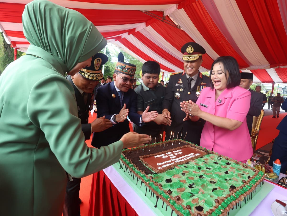 Kapolda kalteng hadiri parade hut tni ke 80 di kantor gubernur,