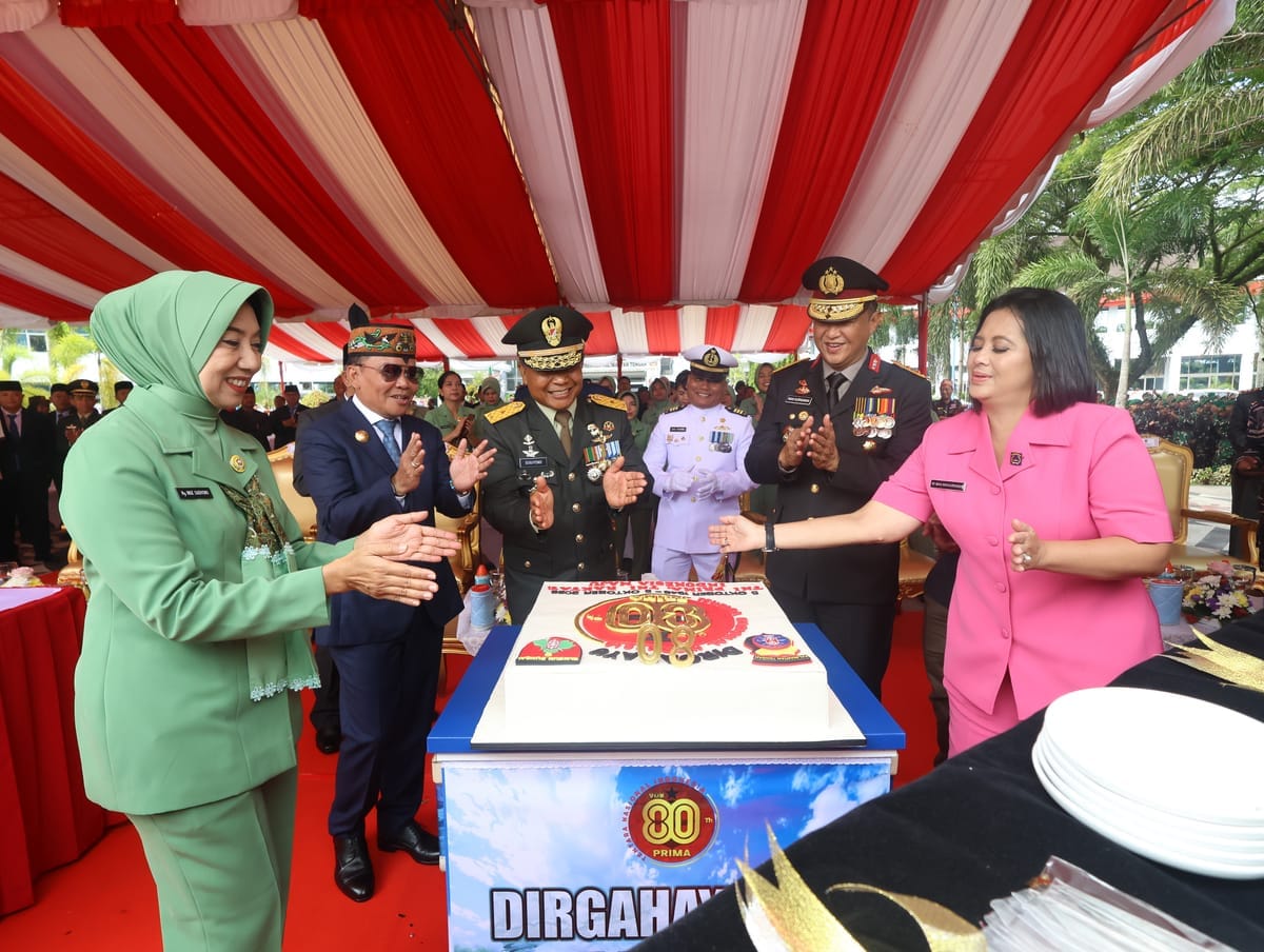 Kapolda kalteng hadiri upacara parade hut tni ke 80 di kantor