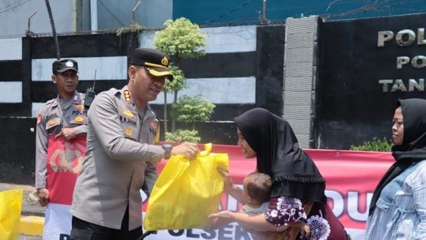 Lewat jumat peduli dan ngopi kamtibmas, polisi dekatkan diri dengan