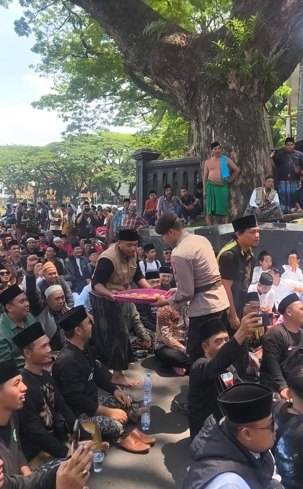 Pendekatan humanis polisi warnai aksi damai santri malang menggugat