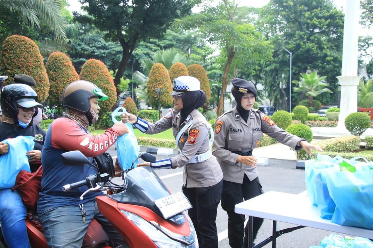 Polda metro jaya rangkul komunitas ojek online lewat program jumat