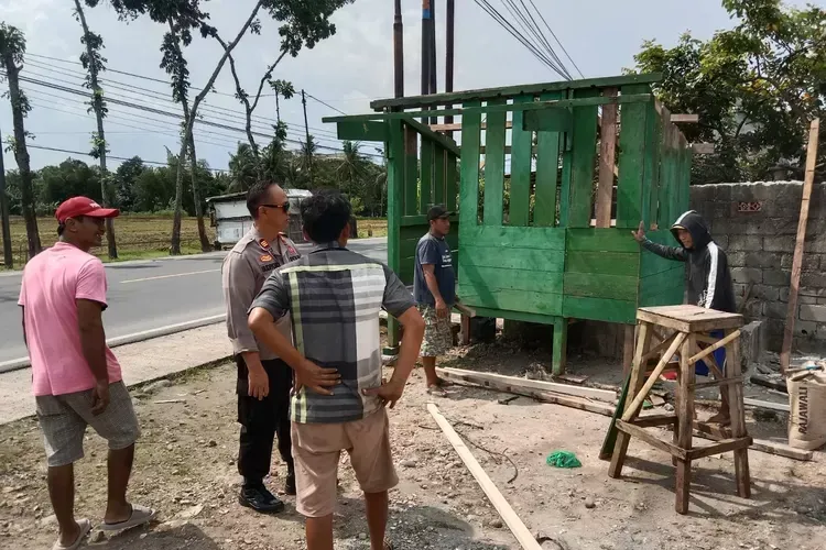 Polisi dan warga bersinergi bangun pos kamling untuk perkuat keamanan