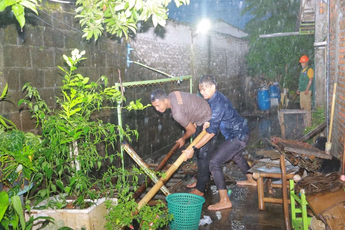 Polresta cilacap dan warga gotong royong bersihkan drainase tersumbat