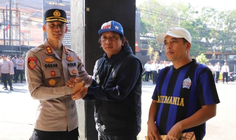Polresta malang kota gelar lomba mural pol polisi bersama aremania