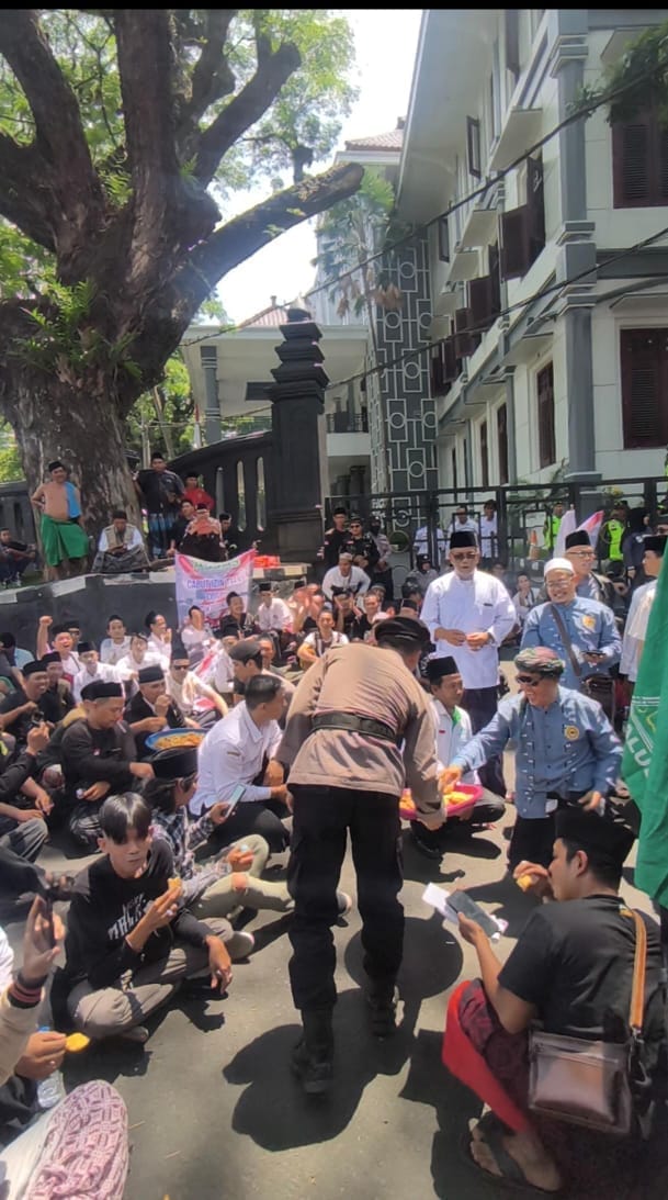 Polresta malang kota jaga aksi santri dengan humanis, tak ada