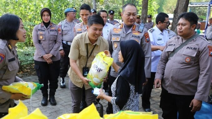 Polresta malang kota tanam jagung dan gelar pasar murah untuk