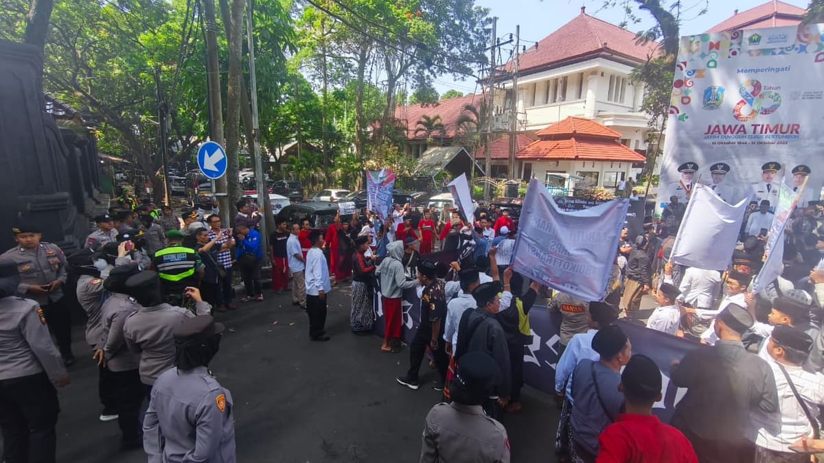 Polresta malang kota tunjukkan sisi humanis saat amankan aksi elemen