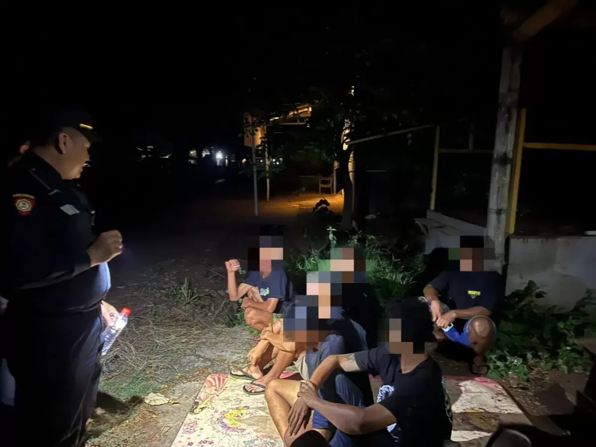 Razia Polisi di Jepara Gerebek Sekelompok ABG yang Pesta Miras dan Bermesraan di Pinggir Jalan