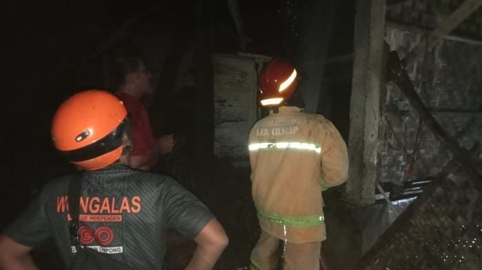 Rumah di kroya cilacap ludes terbakar, diduga gara gara bara tungku