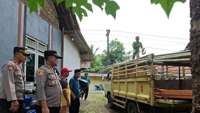 Rumah warga sawangan rusak, polresta banyumas turun tangan perbaiki