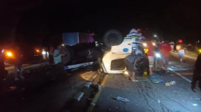 Truk hino oleng di turunan jls salatiga, tabrak 2 motor