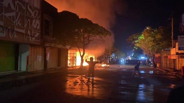 Api hanguskan toko pakaian di majenang, warga panik berhamburan
