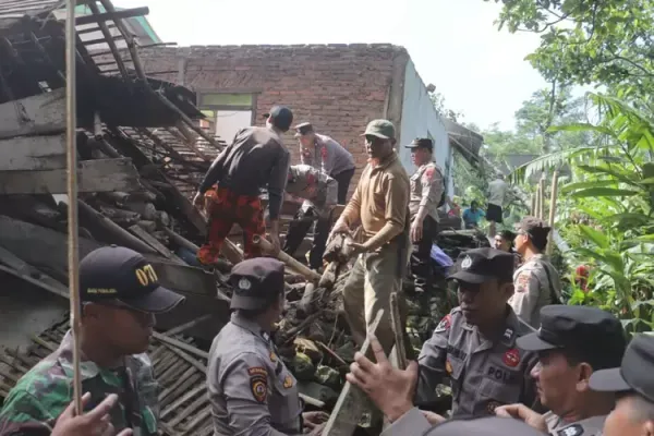 Delapan rumah rusak dihantam angin puting beliung di desa kuta