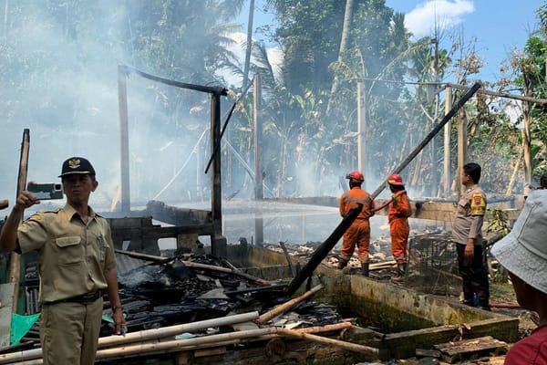 Diduga akibat korsleting, kandang ayam di kabupaten semarang hangus terbakar