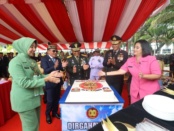 Kapolda kalteng hadiri upacara parade hut tni ke 80 di kantor