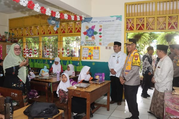 Kapolres jaksel tinjau sppg polri pejaten pastikan produksi berjalan sesuai