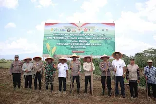 Kapolresta banyumas hadiri penanaman jagung serentak kuartal iv dipimpin wapres