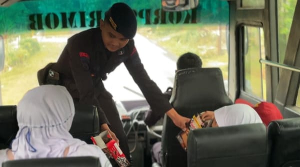 Peduli pendidikan, brimob sediakan layanan bus sekolah gratis di tasikmalaya
