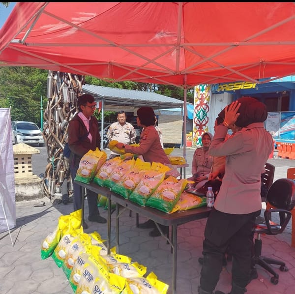 Polda kalteng salurkan 58 sak beras sphp dalam gerakan pangan