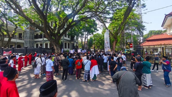 Polisi humanis, polresta malang kota bagikan gorengan dan air mineral