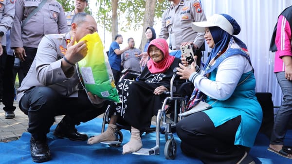 Polresta malang kota tanam jagung dan gelar pasar murah demi