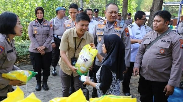 Polresta malang kota tanam jagung dan gelar pasar murah untuk