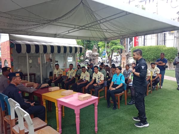 Program minggu kasih, ditpamobvit polda bali ajak security dan karyawan