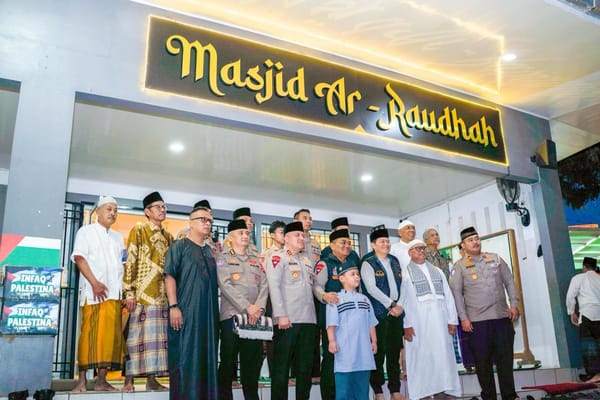 Wakapolda sumbar brigjen pol solihin pimpin gerakan subuh berjamaah di