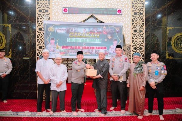 Wakapolda sumbar pimpin gerakan subuh berjemaah, lanjut bahas peluncuran satkamling