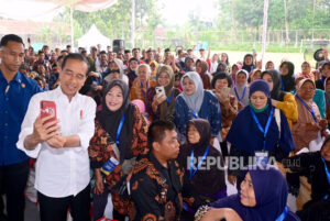 Salurkan Sembako di Salatiga, Jokowi: Ini Hari Pertama Bantuan Pangan