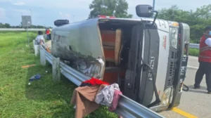 Kecelakaan di Simpang Susun Tol Brebes Barat, Elf Rombongan Santri Terbalik Tewaskan Dua Penumpang