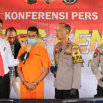 65b7776d6edcc Tersangka S 43 Dihadirkan Polres Kendal Saat Gelar Konfrensi Pers Senin 2912024 1265 711