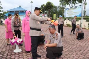 Polres Humbahas Gelar Upacara Kenaikan Pangkat 12 Personel