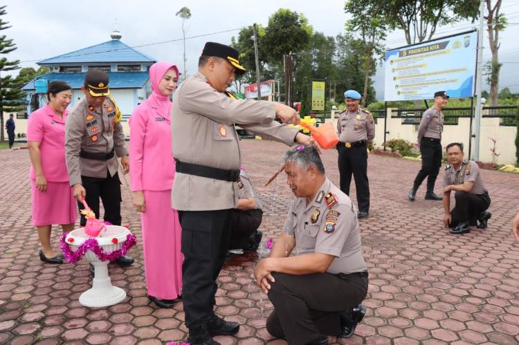  7227 Kapolres Humbahas Pimpin Kenaikan Pangkat 12 Personel