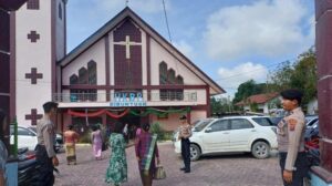 Rutin Patroli ke Gereja, Anggota Polres Humbahas Pastikan Ibadah Warga Berjalan Aman