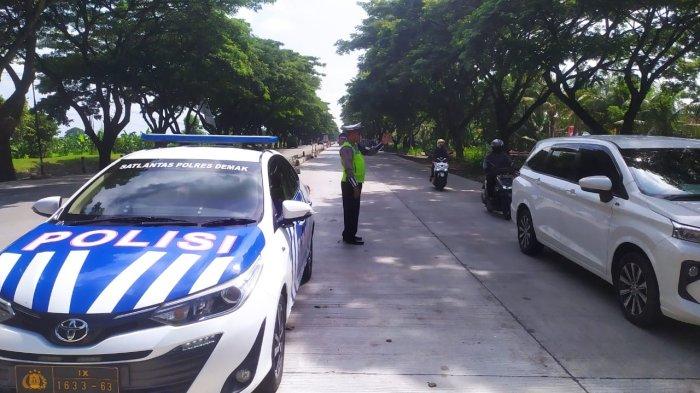 Anggota Satlantas Polres Demak Mengatur Lalu Lintas