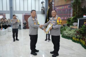 Kado Awal Tahun, Kapolres Humbahas AKBP Hary Ardianto Terima Penghargaan dari Kapolda Sumut