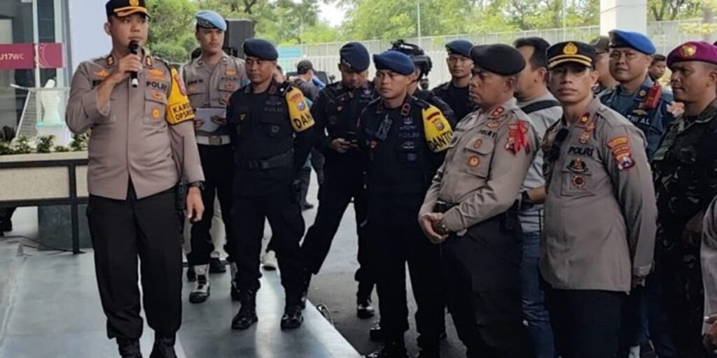 Foto Personel Gabungan Siap Amankan Laga Persebaya Vs Psis Semarang 1024x512