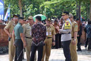 Personil Polres Banjarnegara Beri Pengamanan Kunjungan Presiden di Desa Wisata Pagak