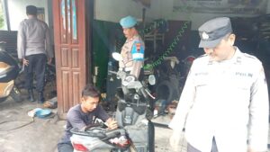 Anggota Polsek Sulang Sambangi Bengkel Motor dan Sosialisasi Larangan Knalpot Brong