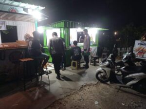 Sambil Ngopi, Polsek Sale Polres Rembang Edukasi Larangan Knalpot Brong,