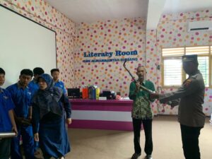 Siswa SMK Muhammadiyah Serahkan Knalpot Brong pada Kasat Binmas Polres Rembang