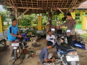 Polsek Gunem Rembang Beri Sosialisasi Larangan Knalpot Brong di Bengkel