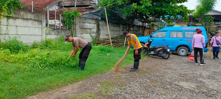 Polsek Rembang Kota Bersama Forkopincam Kerja Bakti di Desa Sumberjo